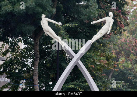 'Discovery' eine stahlskulptur von Lucy Glendinning, zu Ehren von Francis Crick (ein lokaler Mann) und die Doppelhelix, in der Innenstadt von Northampton, Stockfoto