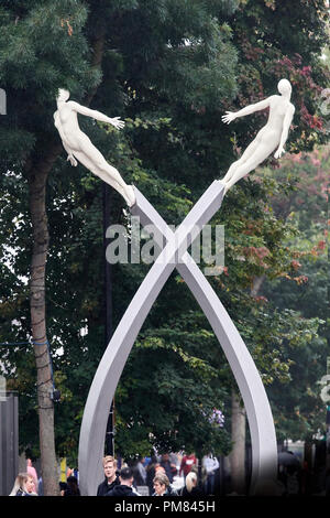 'Discovery' eine stahlskulptur von Lucy Glendinning, zu Ehren von Francis Crick (ein lokaler Mann) und die Doppelhelix, in der Innenstadt von Northampton, Stockfoto