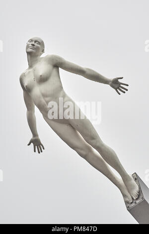 'Discovery' eine stahlskulptur von Lucy Glendinning, zu Ehren von Francis Crick (ein lokaler Mann) und die Doppelhelix, in der Innenstadt von Northampton, Stockfoto