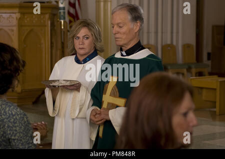 Eileen Cleary (Kathleen Turner) und Monsignor Murphy (Richard Chamberlain) an der Kirche in einer Szene aus der perfekten Familie. Foto von Oana Marian/Höflichkeit Varianz Filme / Die perfekte Familie LLC. Stockfoto