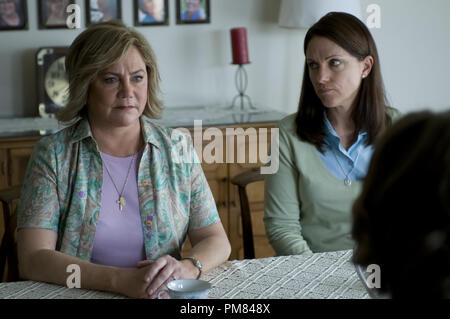 Eileen Cleary (Kathleen Turner) und Susan o?????? Connor (Mandy Juni Turpin) hart an einer Kirche in einer Szene aus "Die perfekte Familie. Foto von Oana Marian/Höflichkeit Varianz Filme / Die perfekte Familie LLC. Stockfoto