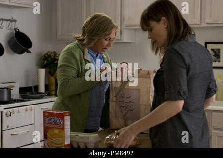 Eileen Cleary (Kathleen Turner) hilft dabei, ihre Tochter Shannon Cleary (Emily Deschanel) in einer Szene aus der perfekten Familie. Foto von Oana Marian/Höflichkeit Varianz Filme / Die perfekte Familie LLC. Stockfoto