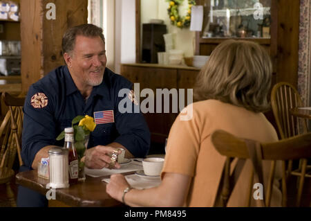 Mann und Frau Frank (Michael McGrady) und Eileen Cleary (Kathleen Turner) in einer Szene aus der perfekten Familie. Foto von Oana Marian/Höflichkeit Varianz Filme / Die perfekte Familie LLC. Stockfoto