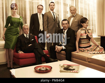 Noch von Elisabeth Moss, Jon Hamm, Christina Hendricks, Vincent Kartheiser, John Slattery und Jarrod Harris in Mad Men Stockfoto