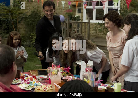 Clive Owen, Ella Purnell und Carice Van Houten in Eindringlinge. Stockfoto