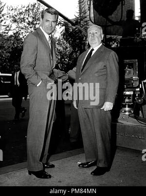 (Archival Classic Cinema - Cary Grant Retrospective) „North by Northwest“ Cary Grant, Alfred Hitchcock 1959 MGM File Reference # 31475 025THA Stockfoto