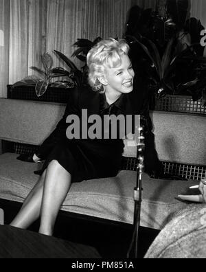 (Archival Classic Cinema - Marilyn Monroe Retrospektive) Marilyn Monroe circa 1956 File Reference # 31479 055THA Stockfoto