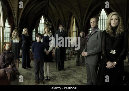 (L - r) Helena Bonham Carter als Dr. Julia Hoffman, CHLOË GRACE MORETZ als Carolyn Stoddard, EVA GREEN als Angelique Bouchard, GULLIVER McGRATH als David Collins, BELLA HEATHCOTE als Victoria Winter, Johnny Depp als Barnabas Collins, RAY SHIRLEY wie Frau Johnson, Jackie Earle Haley als Willie Loomis, Jonny Lee Miller als Roger Collins, und Michelle Pfeiffer als Elizabeth Collins Stoddard in Warner Bros. Pictures' und Village Roadshow Pictures' Thriller "DUNKLE SCHATTEN", ein Warner Bros.-Bilder freigeben. Stockfoto