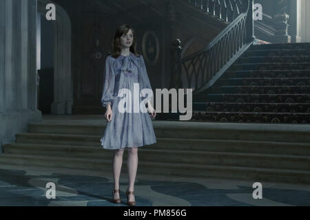 Bella Heathcote in Warner Bros. Pictures' dunkle Schatten (2012) Stockfoto