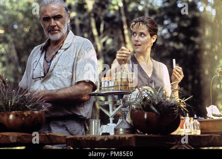 Film Still oder Werbung noch von 'Medicine Man" Sean Connery, Lorraine Bracco © 1992 Hollywood Pictures Photo Credit: Phil Bray Alle Rechte vorbehalten Datei Referenz # 31487 151 THA für die redaktionelle Nutzung nur Stockfoto