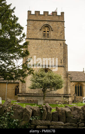 Rechtwinkliger Zinnen-Turm der St. Michaels and All Angels Church in Guiting Power, Cotswold District, England. Stockfoto