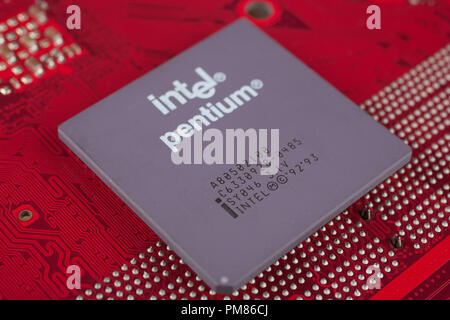 Kiew, Ukraine - Juli 28., 2018. Intel® Pentium® Prozessor auf roten Platine. Stockfoto