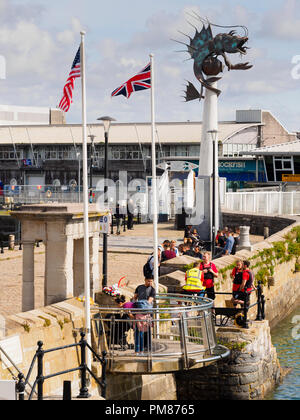 Ansicht der Mayflower Denkmal, Mayflower Schritte und der Leviathan (Barbican Prawn) Skulptur auf dem Sutton harbour Wall, Plymouth, Devon, Großbritannien Stockfoto