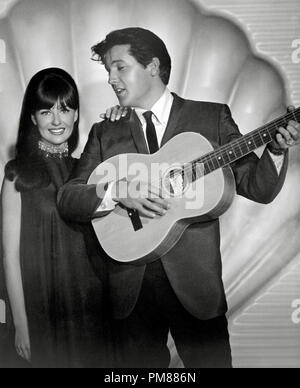 (Archivierung klassische Kino - Elvis Presley Retrospektive) Elvis Presley und Shelley Fabares, "Clambake" 1967. Datei Referenz # 31616 026 THA Stockfoto