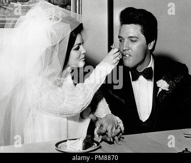 (Archival Classic Cinema - Elvis Presley Retrospektive) Elvis Presley mit Priscilla am 1. Mai 1967 im Aladdin Hotel in Las Vegas, Nevada. Dateireferenz # 31616 033THA Stockfoto