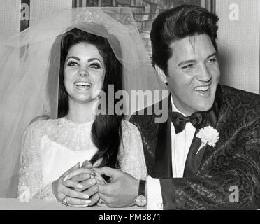 (Archival Classic Cinema - Elvis Presley Retrospektive) Elvis Presley mit Priscilla am 1. Mai 1967 im Aladdin Hotel in Las Vegas, Nevada. Dateireferenz # 31616 034THA Stockfoto