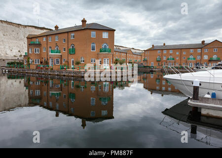 BRIGHTON, ENGLAND - SEPTEMBER 08: Häuser und Gebäude in Brighton Marina, East Sussex, UK, Wohn- und Freizeitkomplex am September 08, 2018 Stockfoto