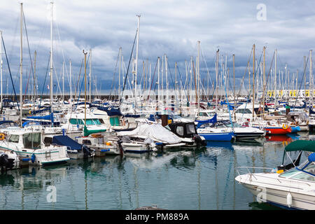 BRIGHTON, ENGLAND - 08. SEPTEMBER 2018: Yachten und Boote in Brighton Marina, East Sussex, UK, Wohn- und Freizeitkomplex am September 08, 2018 Stockfoto