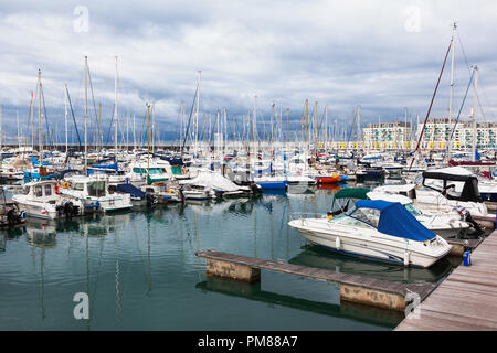 BRIGHTON, ENGLAND - 08. SEPTEMBER 2018: Yachten und Boote in Brighton Marina, East Sussex, UK, Wohn- und Freizeitkomplex am September 08, 2018 Stockfoto