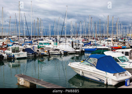 BRIGHTON, ENGLAND - 08. SEPTEMBER 2018: Yachten und Boote in Brighton Marina, East Sussex, UK, Wohn- und Freizeitkomplex am September 08, 2018 Stockfoto