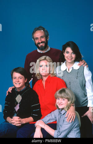 Studio Werbung noch von 'Familienbande' Michael J., Meredith Baxter, Michael Gross, Justine Bateman und Tina Yothers, ca. 1985 Stockfoto