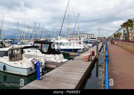 BRIGHTON, ENGLAND - 08. SEPTEMBER 2018: Yachten und Boote in Brighton Marina, East Sussex, UK, Wohn- und Freizeitkomplex am September 08, 2018 Stockfoto