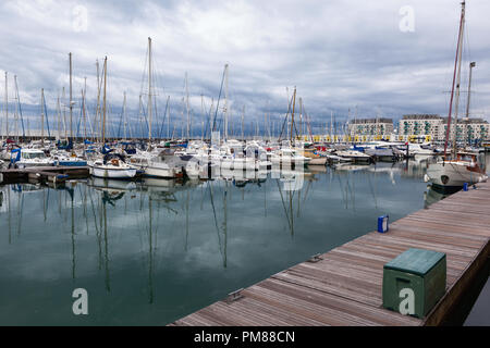 BRIGHTON, ENGLAND - 08. SEPTEMBER 2018: Yachten und Boote in Brighton Marina, East Sussex, UK, Wohn- und Freizeitkomplex am September 08, 2018 Stockfoto