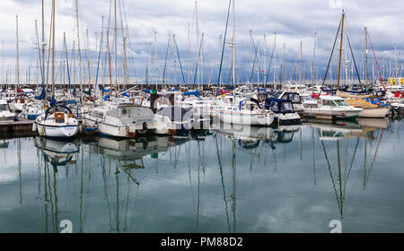 BRIGHTON, ENGLAND - 08. SEPTEMBER 2018: Yachten und Boote in Brighton Marina, East Sussex, UK, Wohn- und Freizeitkomplex am September 08, 2018 Stockfoto