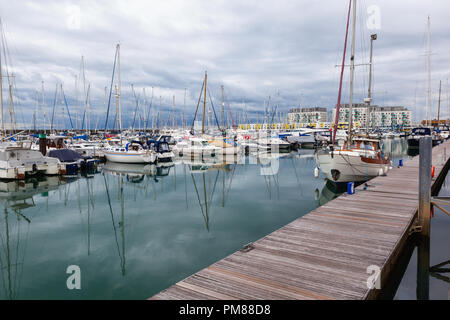 BRIGHTON, ENGLAND - 08. SEPTEMBER 2018: Yachten und Boote in Brighton Marina, East Sussex, UK, Wohn- und Freizeitkomplex am September 08, 2018 Stockfoto