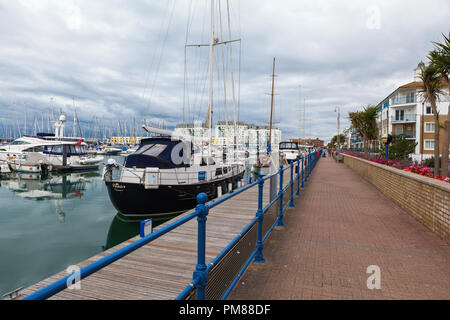 BRIGHTON, ENGLAND - 08. SEPTEMBER 2018: Yachten und Boote in Brighton Marina, East Sussex, UK, Wohn- und Freizeitkomplex am September 08, 2018 Stockfoto