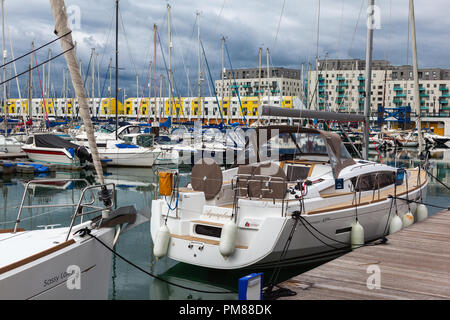 BRIGHTON, ENGLAND - 08. SEPTEMBER 2018: Yachten und Boote in Brighton Marina, East Sussex, UK, Wohn- und Freizeitkomplex am September 08, 2018 Stockfoto