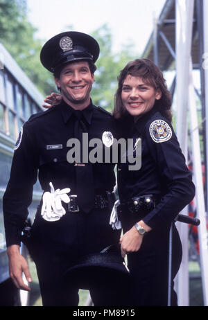 Studio Werbung immer noch von "Police Academy" Steve Guttenberg, Kim Cattrall © 1984 Warner Alle Rechte vorbehalten Datei Referenz # 31706233 THA für die redaktionelle Nutzung nur Stockfoto