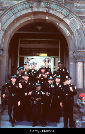 Studio Werbung immer noch von "Police Academy" Bubba Smith, Steve Guttenberg, Kim Cattrall © 1984 Warner Alle Rechte vorbehalten Datei Referenz # 31706239 THA für die redaktionelle Nutzung nur Stockfoto