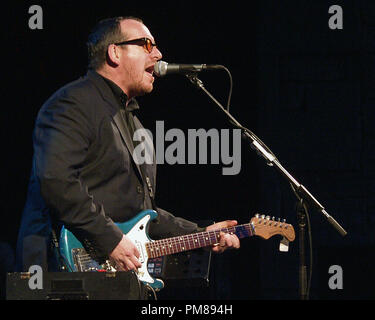 Elvis Costello führt an Chastain Park Amphitheater am 24. Juni 2002. Quelle: Chris McKay/MediaPunch Stockfoto