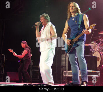 Roger Glover, Ian Gillan, und Steve Morse von Deep Purple bei Lakewood Amphitheatre in Atlanta, Georgia, die am 19. Juni 2002. Quelle: Chris McKay Stockfoto