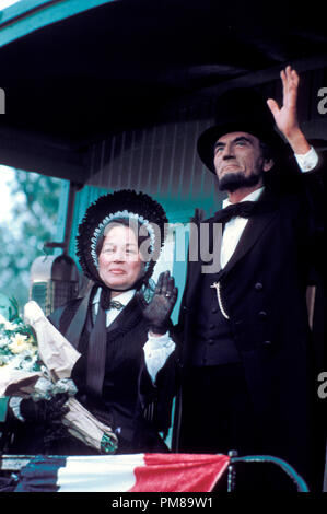 Studio Werbung immer noch von "Die Blauen und die Grauen" Janice Carroll, Gregory Peck 1982 Alle Rechte vorbehalten Datei Referenz # 31710083 THA für die redaktionelle Nutzung nur Stockfoto