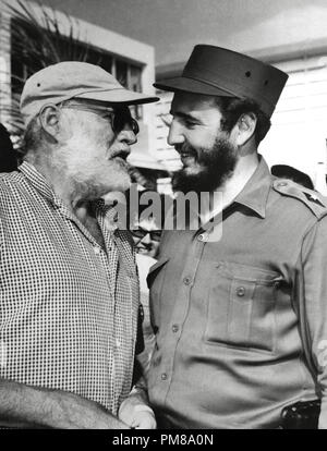 Studio Werbung noch: Ernest Hemingway und der kubanische Ministerpräsident Fidel Castro in Kuba, um 1960 Datei Referenz # 31780 389 THA Stockfoto