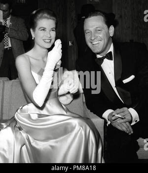 Studio Werbung noch: Grace Kelly mit William Holden ca. 1956 Datei Referenz # 31780 400 THA Stockfoto