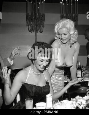 Jayne Mansfield und Sophia Loren bei Romanoff in Beverly Hills, CA April 12, 1957. Datei Referenz # 31780 846 THA Stockfoto