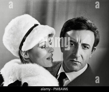 Studio Werbung noch: 'Casino Royale' Ursula Andress und Peter Sellers 1967 MGM Datei Referenz # 31781 001 Stockfoto