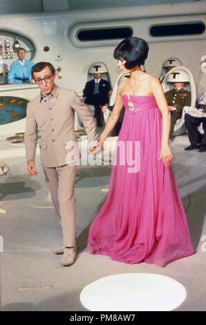 Studio Werbung noch: 'Casino Royale' Woody Allen und Daliah Lavi 1967 Columbia Datei Referenz # 31781 002 Stockfoto