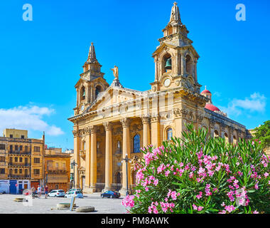 FLORIANA, MALTA - 17. JUNI 2018: Der klassizistische Pfarrkirche St. Publius, mit geschnitzten Stein Details und Skulptur auf der Oberseite, am 17. Juni eingerichtet Ich Stockfoto