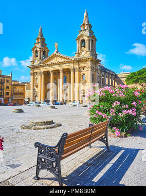 Getreidespeicher (Il-Fosos) Square ist das größte im Land, benachbarte mit mittelalterlichen St Publius Kirche und von Rhododendron Pflanzen und Bänken umgeben, Stockfoto