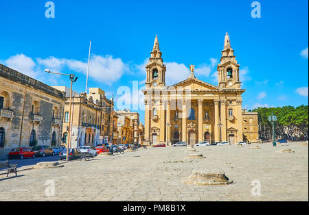 Der Spaziergang entlang der mauerkronen der alten Fosos (Getreidespeicher) Platz mit Blick auf die malerische St. Publius Pfarrei chrurch, Floriana, Malta. Stockfoto