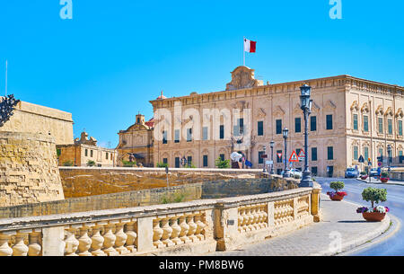 Der Blick auf Castille Platz mit barocken Herrenhaus (Auberge Castille) von Girolamo Cassar Road, Valletta, Malta. Stockfoto