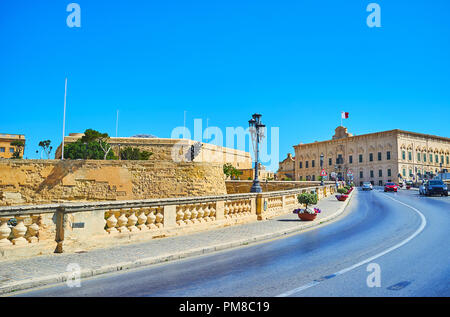 Der Aufstieg Girolamo Cassar Straße mit Blick auf den St. James Bastion an der linken und an der Auberge Castille auf die Entfernung, Valletta, Malta. Stockfoto