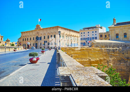 VALLETTA, MALTA - 17. JUNI 2018: Der Aufstieg entlang Girolamo Cassar Straße nach Kastilien mit mittelalterlichen Auberge Castille, wie Prime Minister's O steht für: Stockfoto