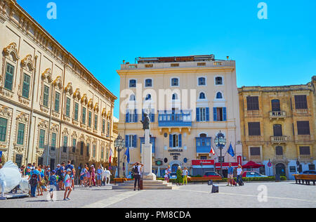 VALLETTA, MALTA - 17. JUNI 2018: Der Auberge Castille, die Gebäude des Hotel und anderen Villen auf Catille Platz mit Denkmal für George B Stockfoto