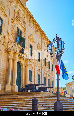 Die vintage Streetlight mit Fahnen von Malta und EU auf der Treppe, die zum Haupteingang der Auberge de Castille Mansion, wie der Premierminister, Stockfoto