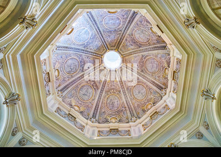 VALLETTA, MALTA - 17. JUNI 2018: Mattia Preti Dom des Hl. Katharina von Italien Kirche, dekoriert mit bemalten Stuckdecken in grauen Farben mit Gold, Stockfoto